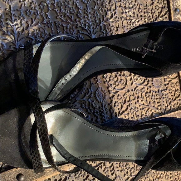 Calvin Klein - Picture 2 of 8